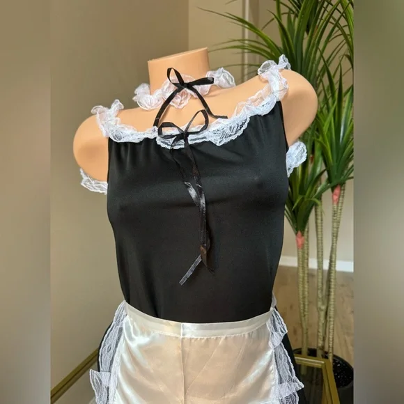 Black and White Lace Maid Costume - Picture 2 of 5